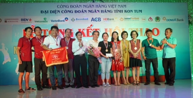 Đồng chí Phan Thanh Hiền- Chủ tịch CĐ Ngân hàng Đầu tư và phát triển Kon Tum; Phó Trưởng ban Tổ chức Hội thao trao Cờ và phần thưởng cho các Đội đạt giải.