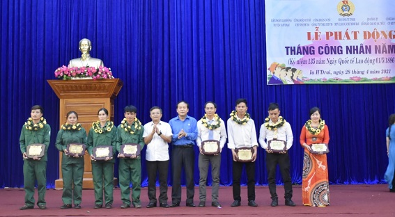 Đ/c Nguyễn Hữu Thạch và Đ/c Nghiêm Xuân Bang trao danh hiệu "công nhân cao su ưu tú 2020"