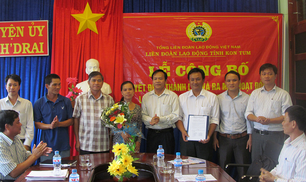 Liên đoàn Lao động tỉnh Kon Tum công bố thành lập và ra mắt Liên đoàn Lao động huyện Ia H’Drai.